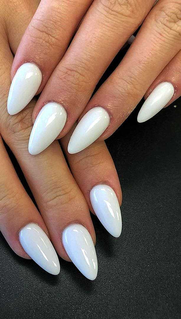 Simple And Acrylic Almond Nail Shapes Suitable For Summer